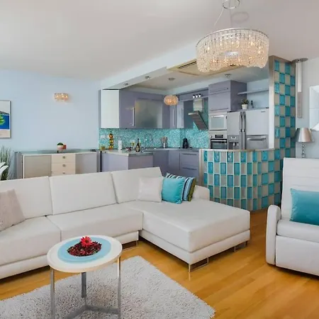 Brilliant Blue Luxury Apartment *